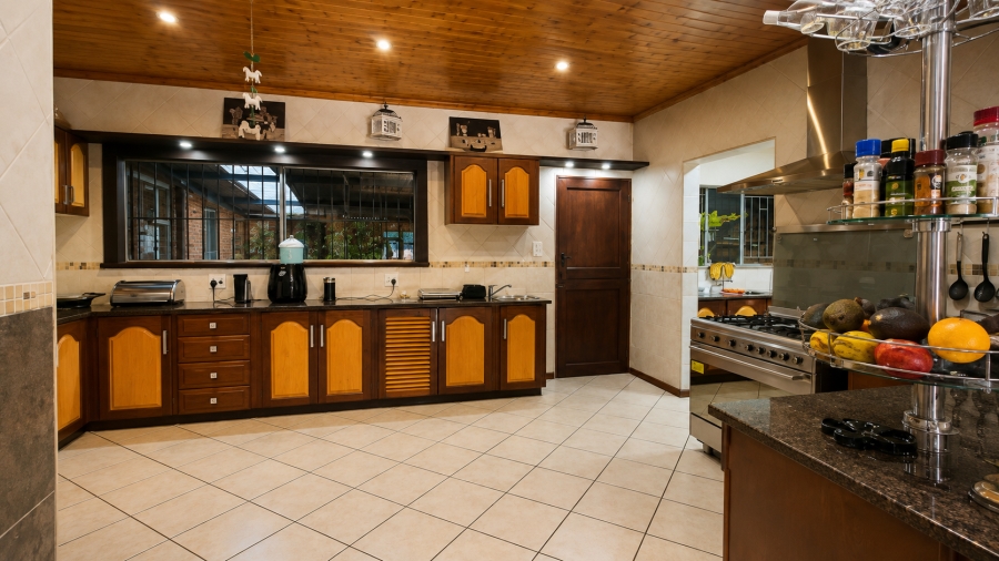 6 Bedroom Property for Sale in Rooihuiskraal Gauteng