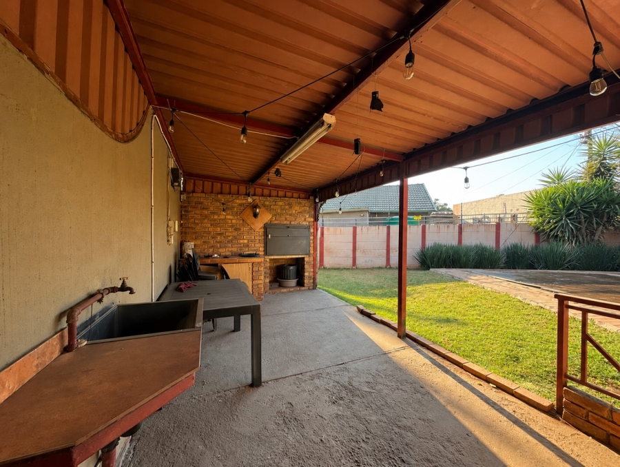 4 Bedroom Property for Sale in Verwoerdpark Gauteng