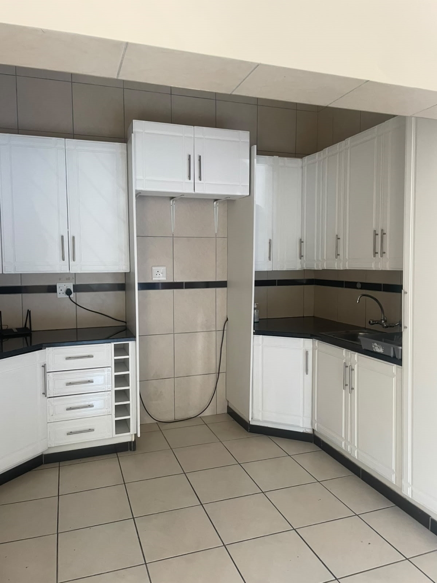 To Let 1 Bedroom Property for Rent in Florida Glen Gauteng