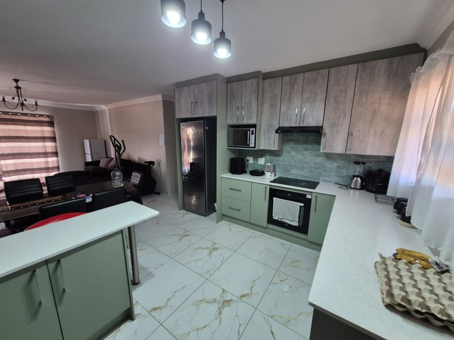 To Let 3 Bedroom Property for Rent in Heatherdale AH Gauteng