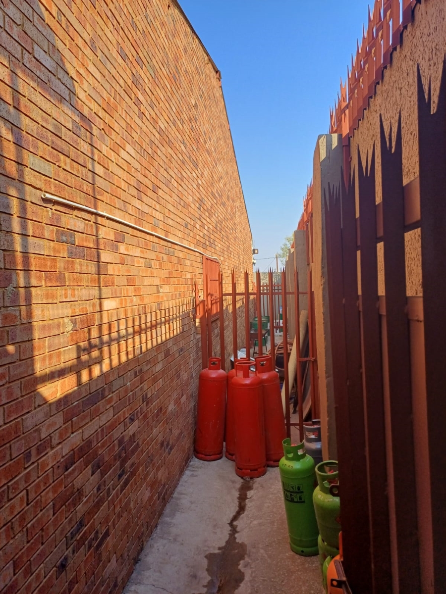 Commercial Property for Sale in Bram Fischerville Gauteng