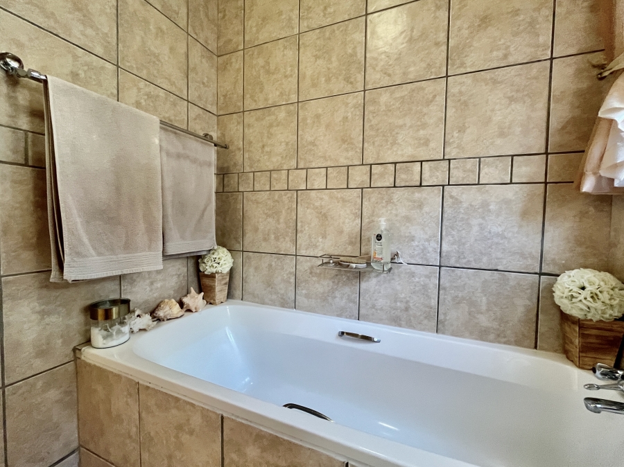 To Let 2 Bedroom Property for Rent in Leeuwenhof Estate Gauteng