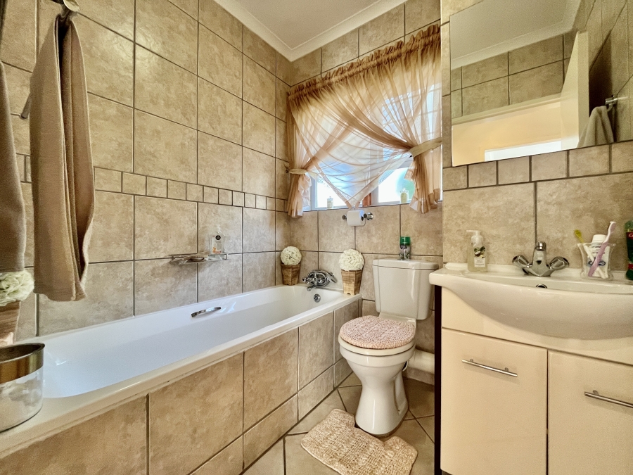 To Let 2 Bedroom Property for Rent in Leeuwenhof Estate Gauteng