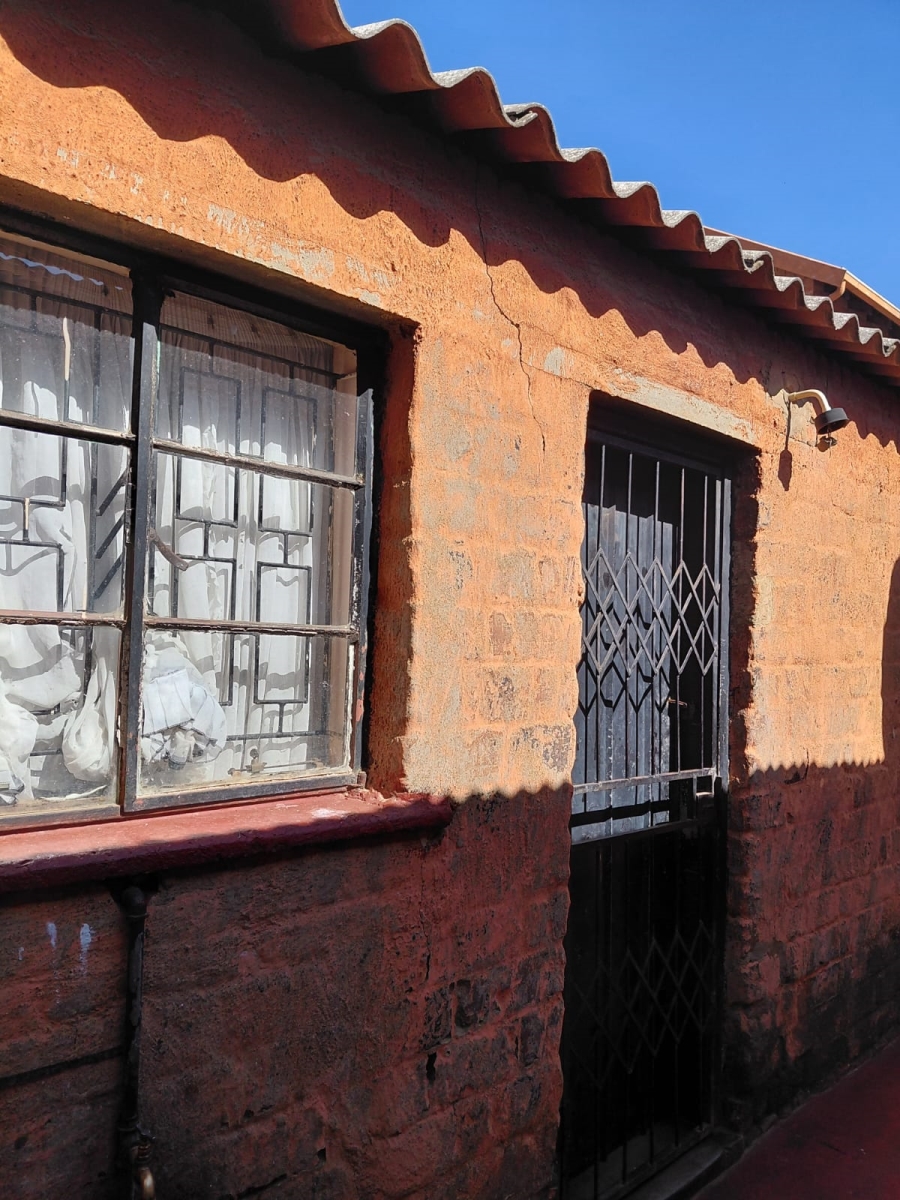2 Bedroom Property for Sale in Makulong Gauteng