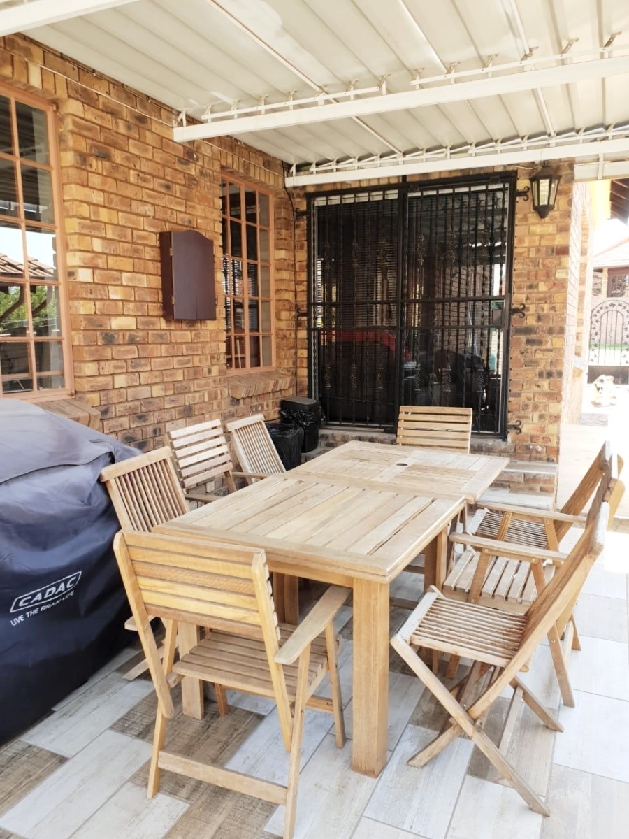 To Let 5 Bedroom Property for Rent in Rooihuiskraal North Gauteng