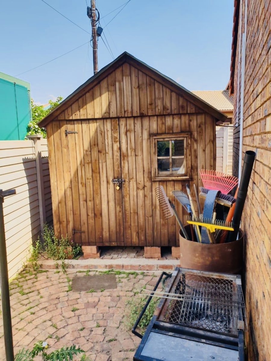 To Let 5 Bedroom Property for Rent in Rooihuiskraal North Gauteng