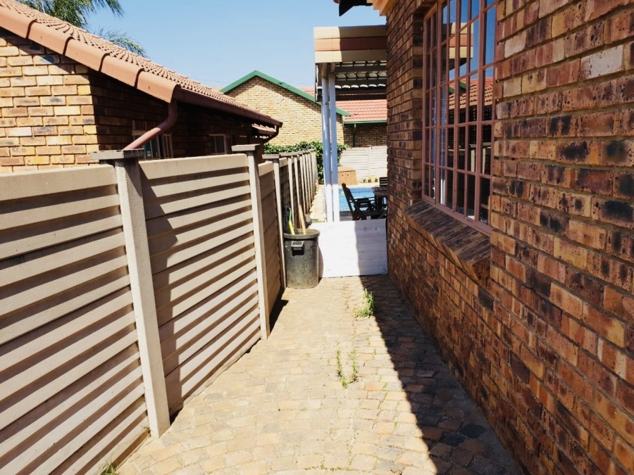 To Let 5 Bedroom Property for Rent in Rooihuiskraal North Gauteng