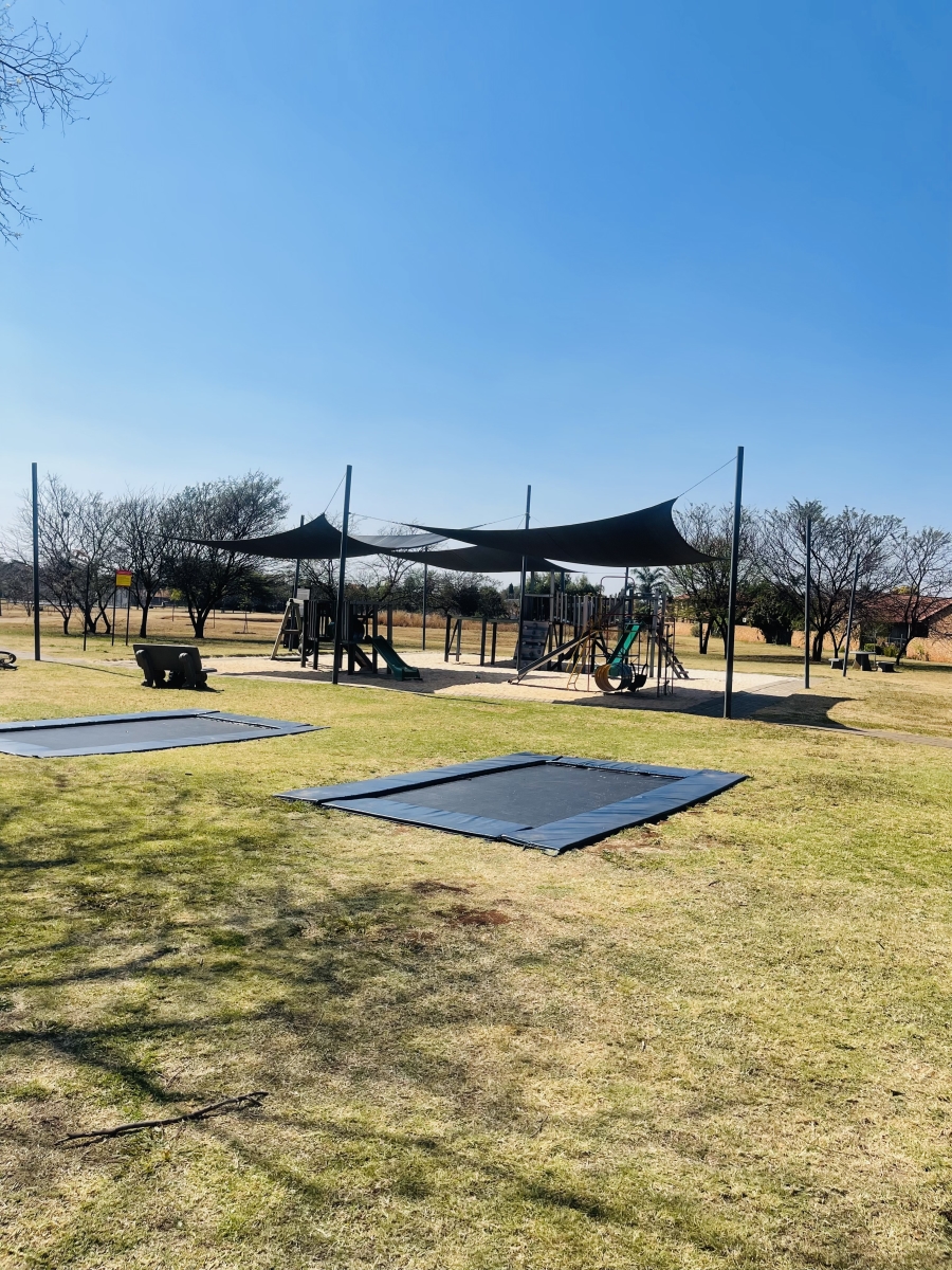 5 Bedroom Property for Sale in Rooihuiskraal North Gauteng