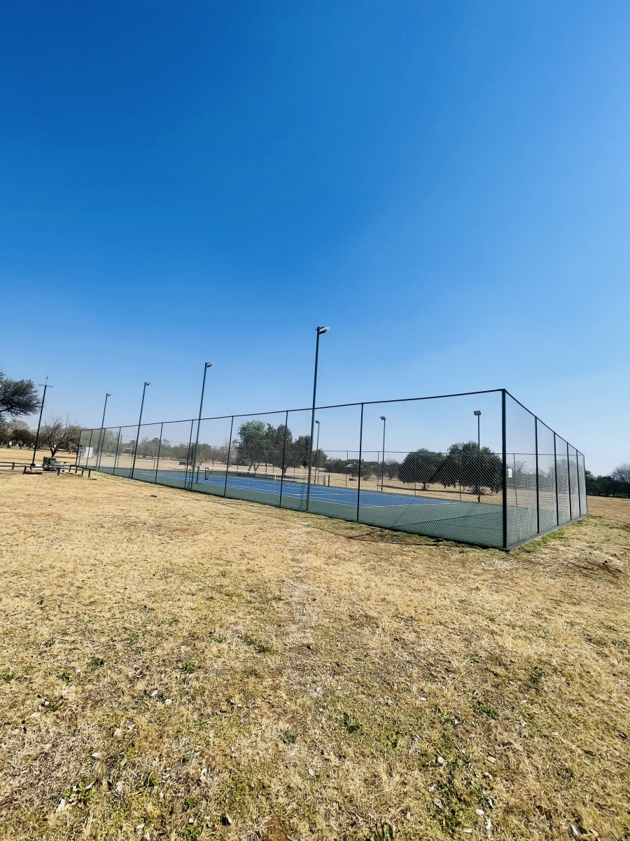 5 Bedroom Property for Sale in Rooihuiskraal North Gauteng