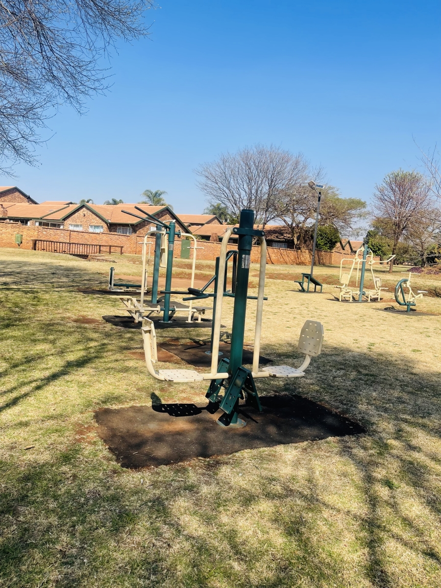 5 Bedroom Property for Sale in Rooihuiskraal North Gauteng