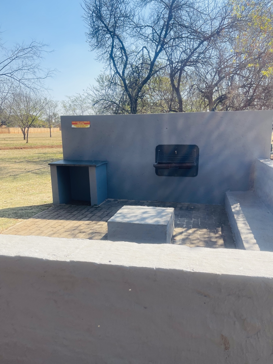 5 Bedroom Property for Sale in Rooihuiskraal North Gauteng