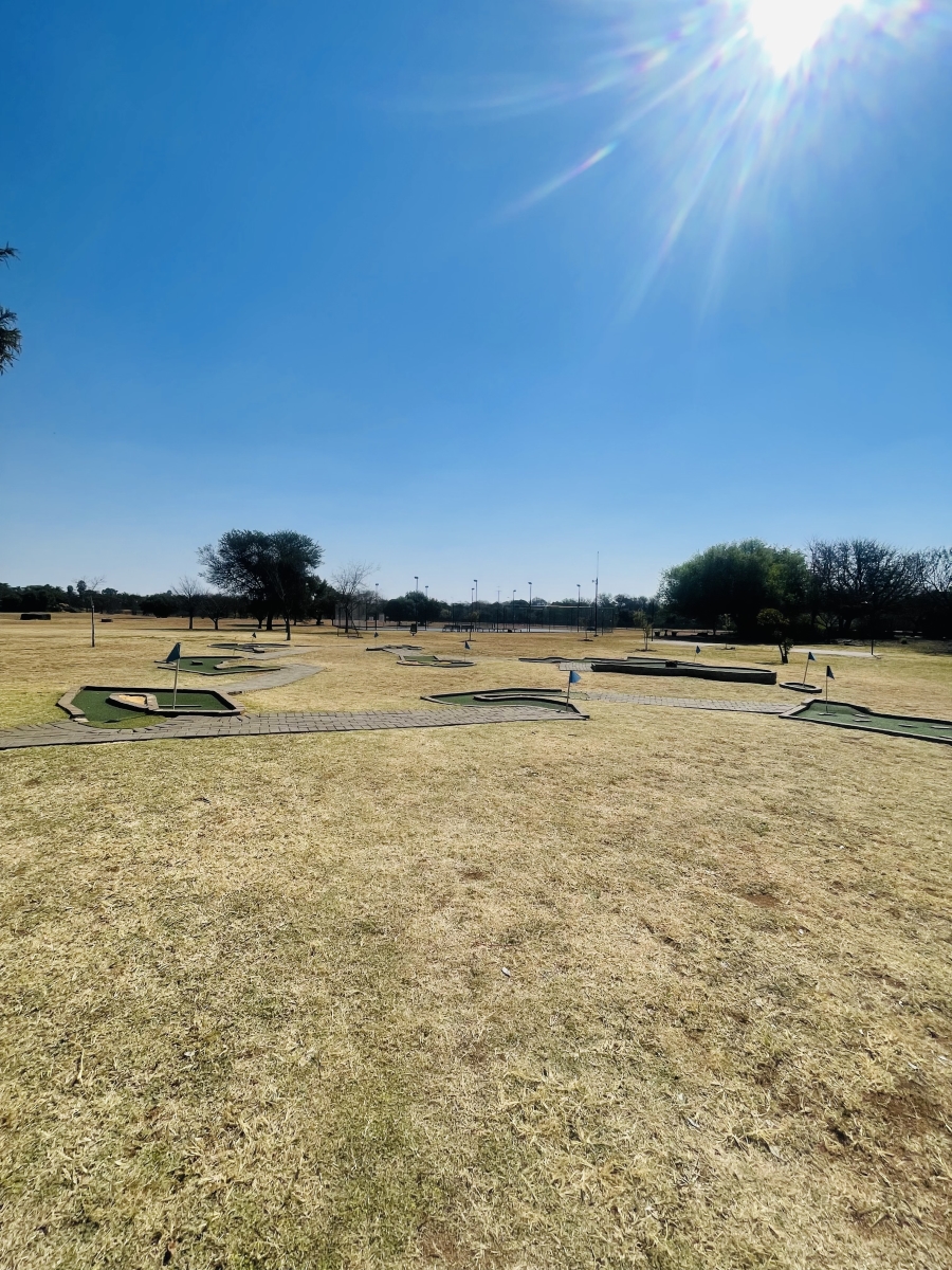 5 Bedroom Property for Sale in Rooihuiskraal North Gauteng