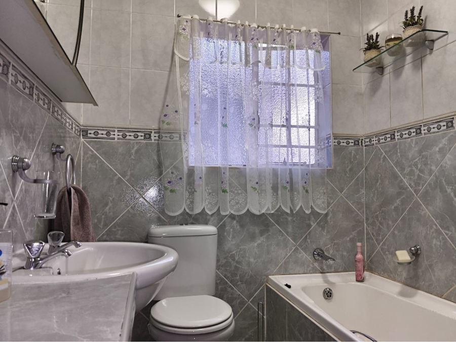 4 Bedroom Property for Sale in Edenvale Central Gauteng