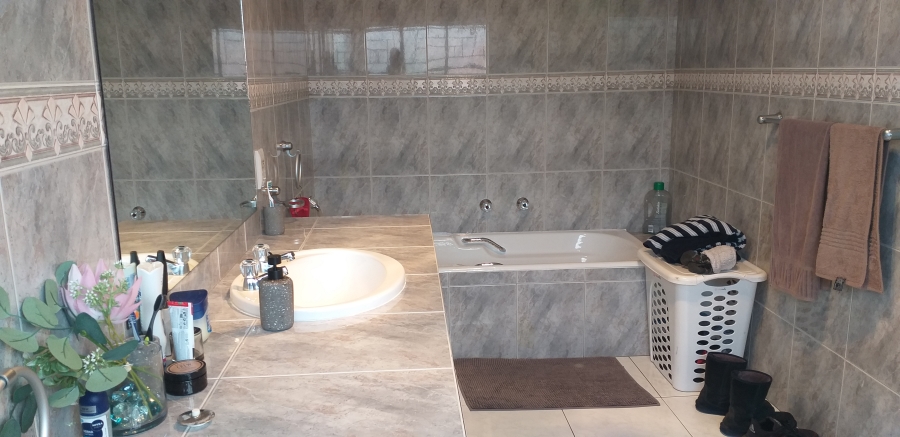 4 Bedroom Property for Sale in Farrarmere Gauteng