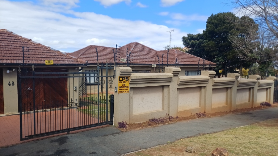 5 Bedroom Property for Sale in Linmeyer Gauteng