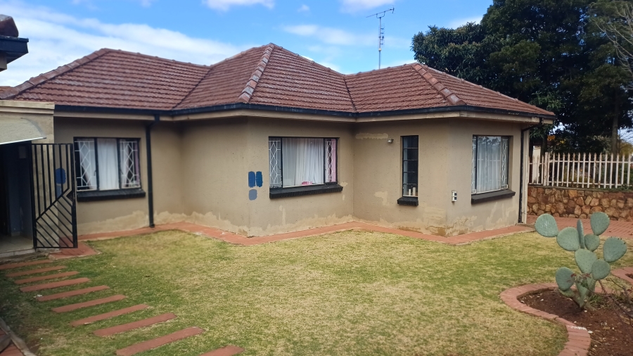 5 Bedroom Property for Sale in Linmeyer Gauteng
