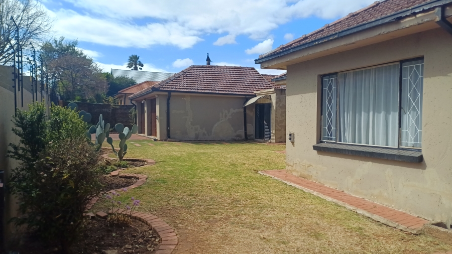 5 Bedroom Property for Sale in Linmeyer Gauteng