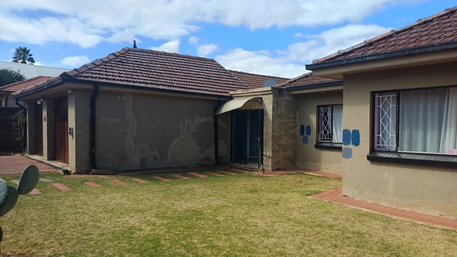 5 Bedroom Property for Sale in Linmeyer Gauteng