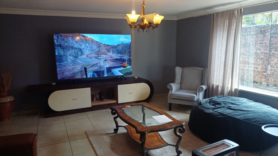 5 Bedroom Property for Sale in Linmeyer Gauteng