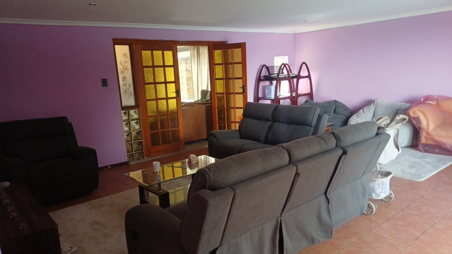 5 Bedroom Property for Sale in Linmeyer Gauteng