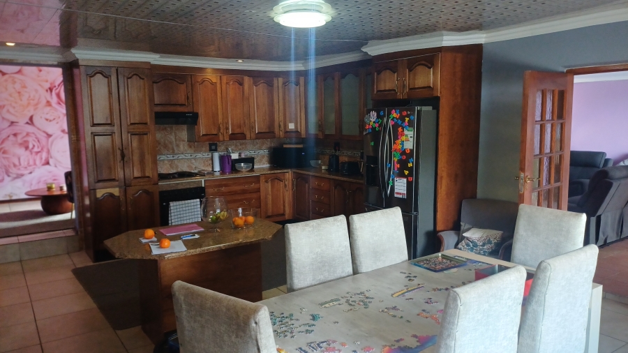 5 Bedroom Property for Sale in Linmeyer Gauteng