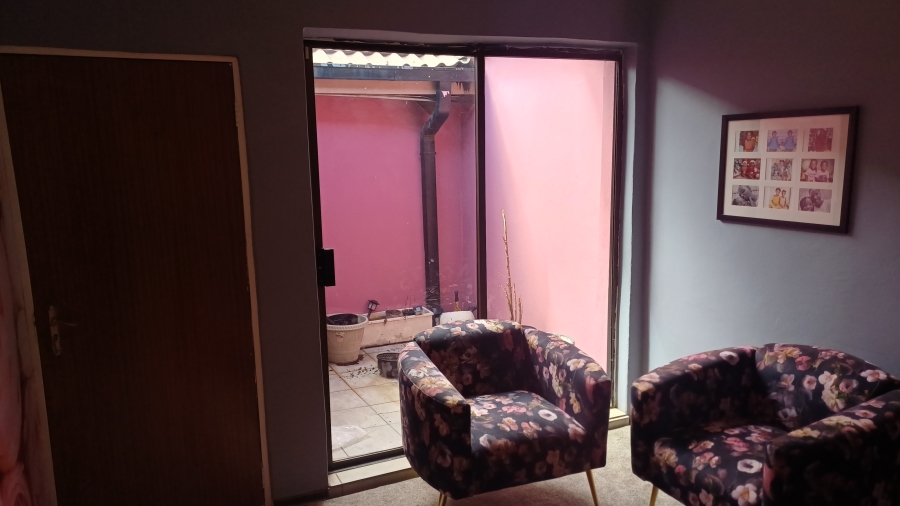 5 Bedroom Property for Sale in Linmeyer Gauteng