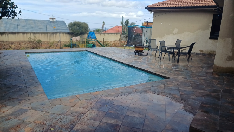 5 Bedroom Property for Sale in Linmeyer Gauteng