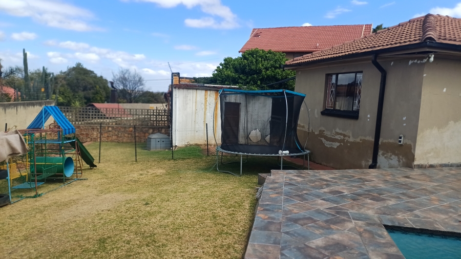 5 Bedroom Property for Sale in Linmeyer Gauteng
