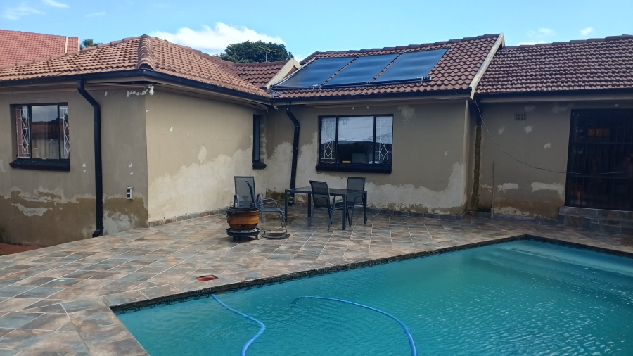 5 Bedroom Property for Sale in Linmeyer Gauteng