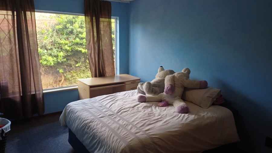 5 Bedroom Property for Sale in Linmeyer Gauteng