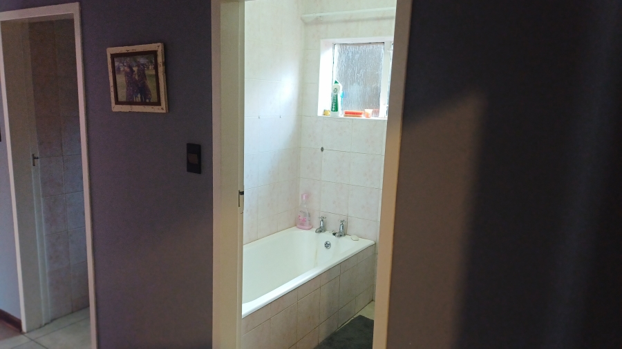 5 Bedroom Property for Sale in Linmeyer Gauteng