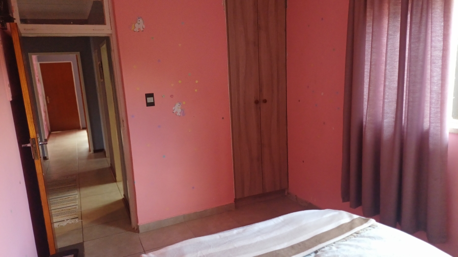 5 Bedroom Property for Sale in Linmeyer Gauteng