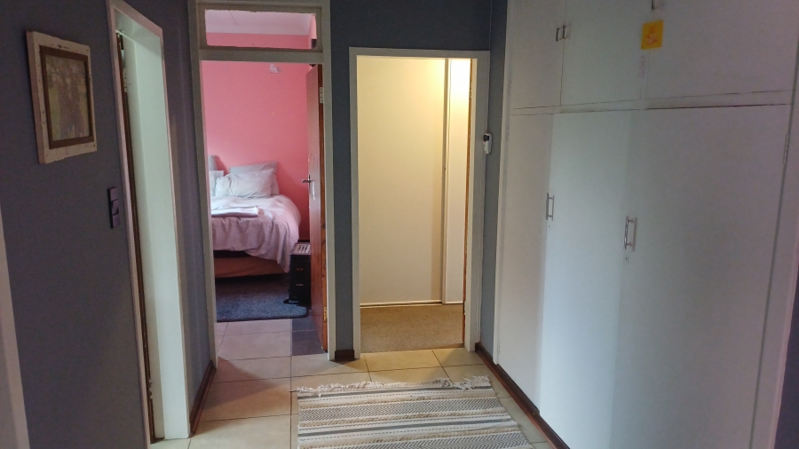 5 Bedroom Property for Sale in Linmeyer Gauteng