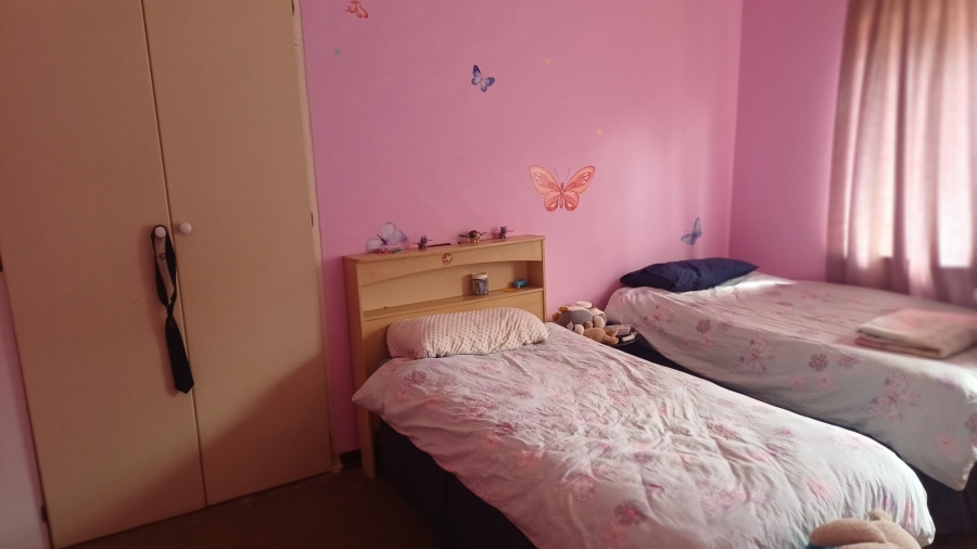 5 Bedroom Property for Sale in Linmeyer Gauteng