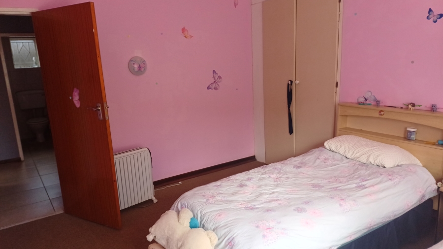 5 Bedroom Property for Sale in Linmeyer Gauteng