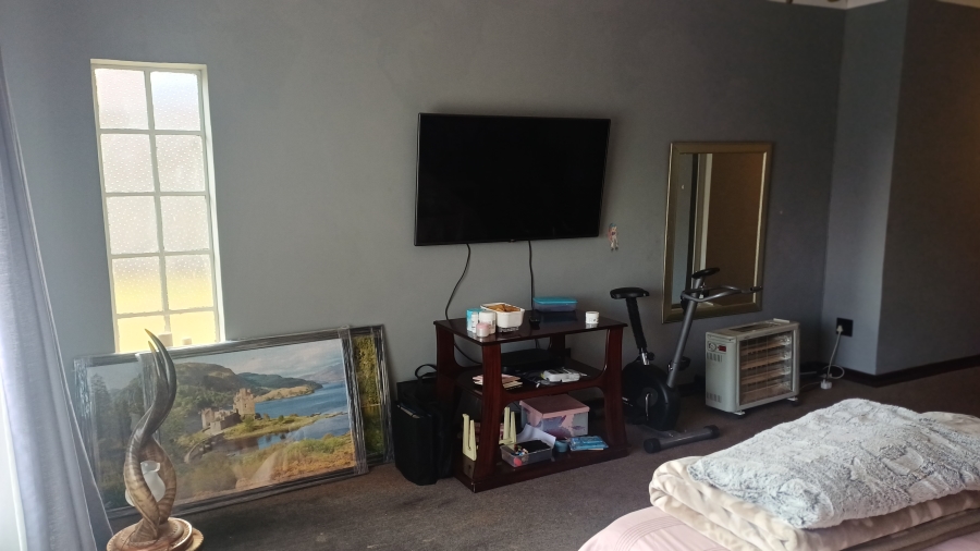 5 Bedroom Property for Sale in Linmeyer Gauteng