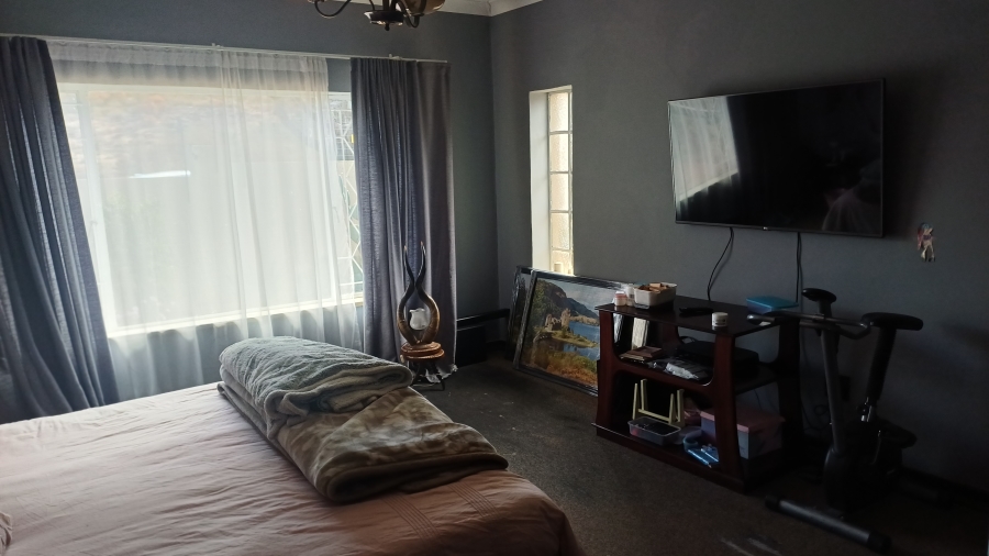 5 Bedroom Property for Sale in Linmeyer Gauteng