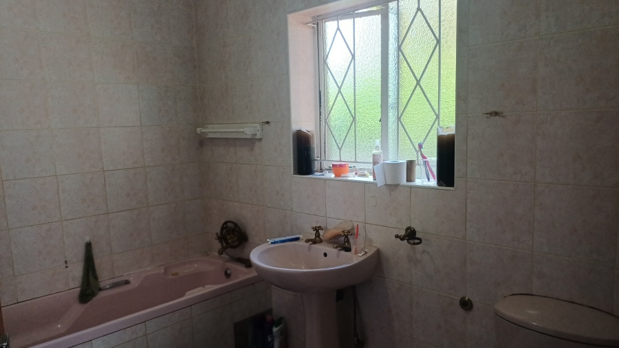 5 Bedroom Property for Sale in Linmeyer Gauteng