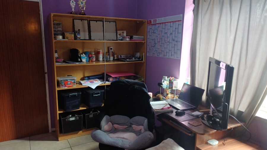 5 Bedroom Property for Sale in Linmeyer Gauteng