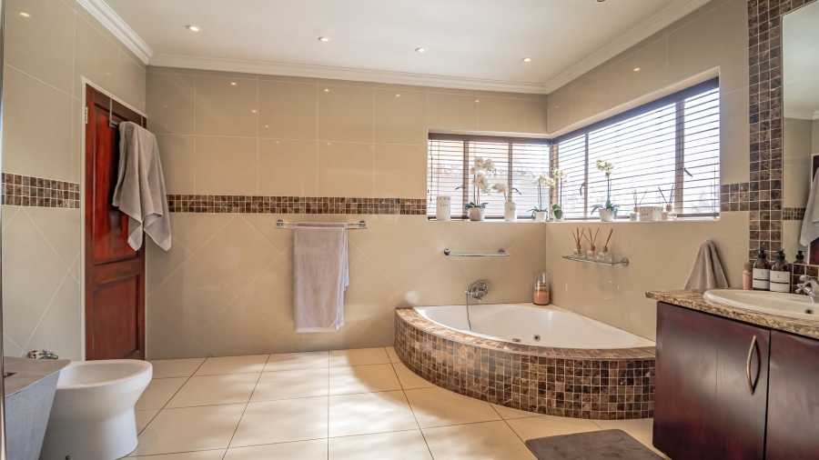 To Let 4 Bedroom Property for Rent in Bedfordview Gauteng
