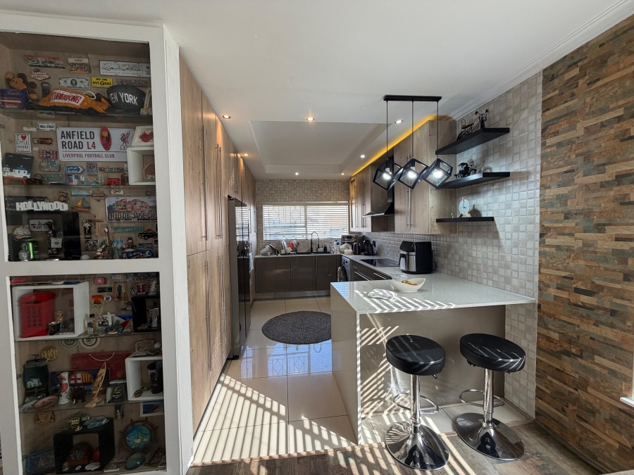 4 Bedroom Property for Sale in Suideroord Gauteng