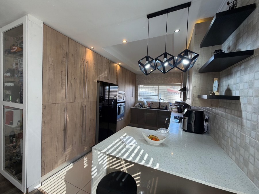 4 Bedroom Property for Sale in Suideroord Gauteng