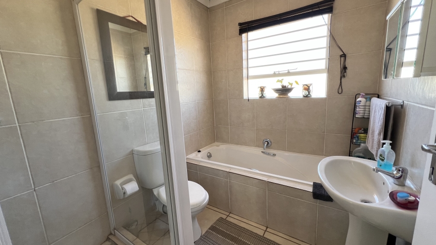 3 Bedroom Property for Sale in Wilgeheuwel Gauteng