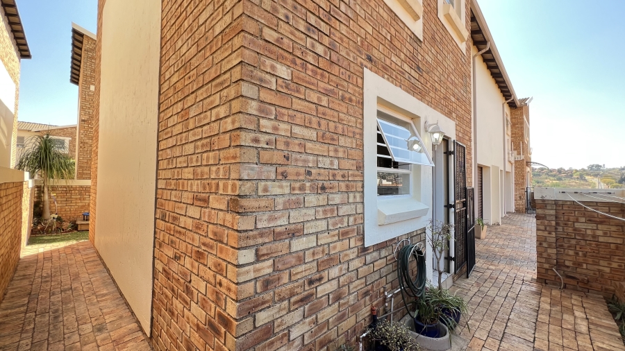 3 Bedroom Property for Sale in Wilgeheuwel Gauteng