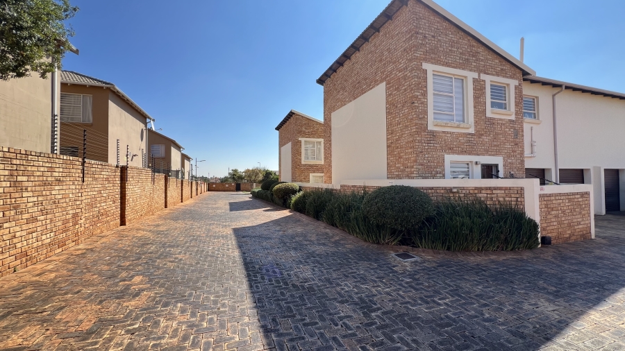 3 Bedroom Property for Sale in Wilgeheuwel Gauteng