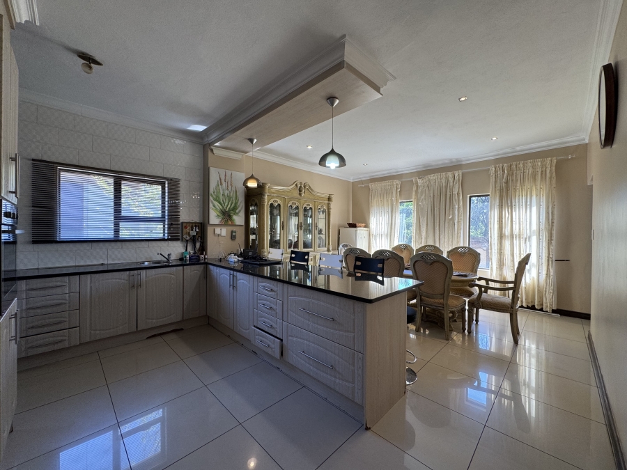 5 Bedroom Property for Sale in The Wilds Gauteng
