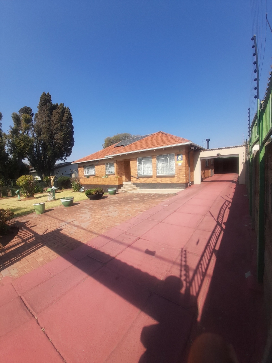 3 Bedroom Property for Sale in Linmeyer Gauteng