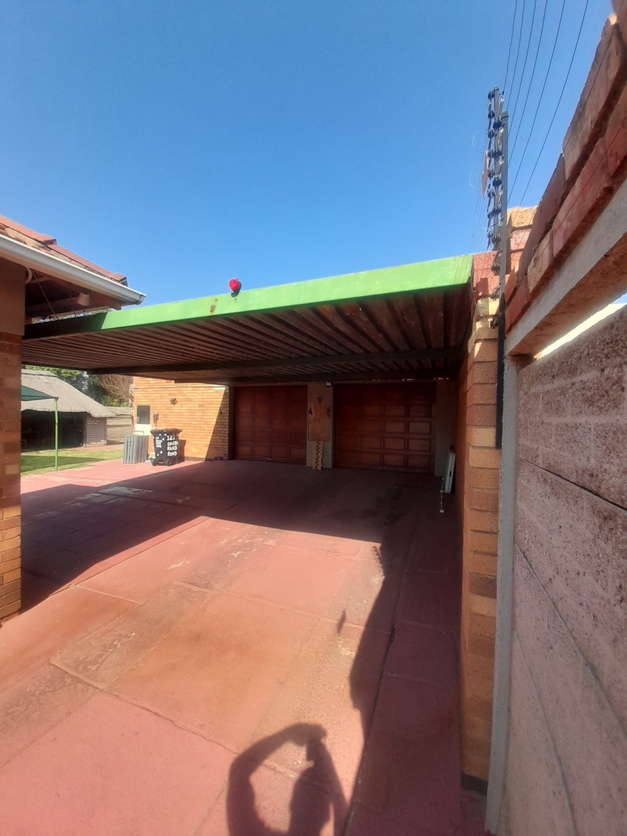 3 Bedroom Property for Sale in Linmeyer Gauteng