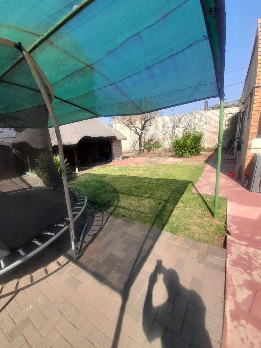 3 Bedroom Property for Sale in Linmeyer Gauteng