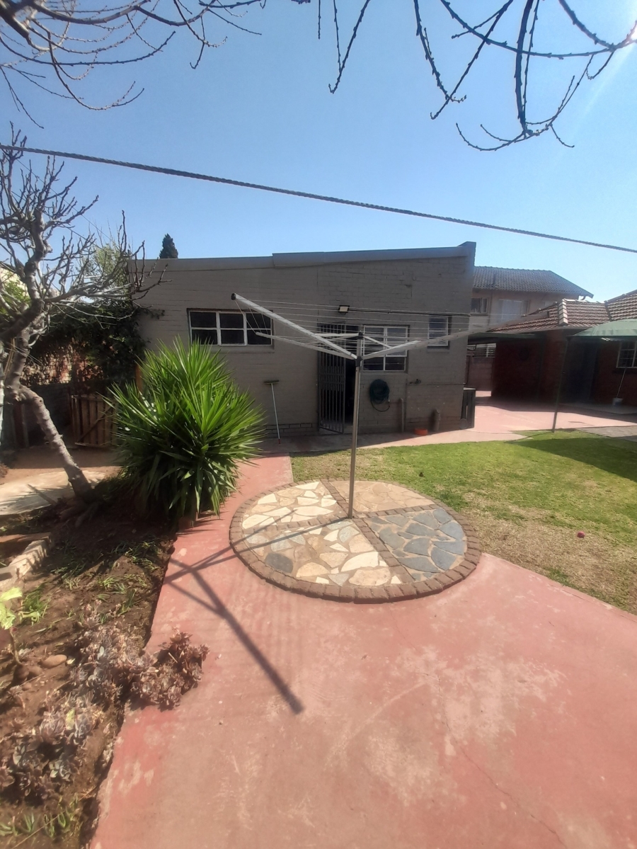 3 Bedroom Property for Sale in Linmeyer Gauteng